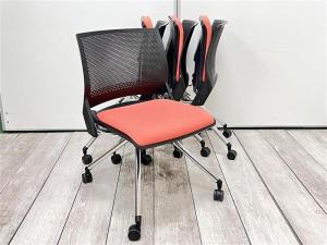 【在庫入替セール品！】【省スペースに収納できる高品質なミーティングチェア！】■オカムラ　クリールチェア　座：ピーチ／背：ブラック　■デザインに凝りたい方にもおすすめ！　収納便利なネスティングチェア！【OKAMURA　COURIR】