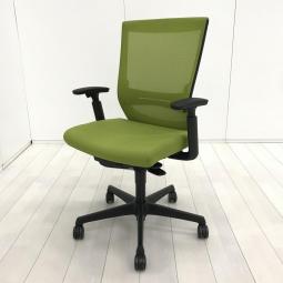 【基本性能を向上させたワンランク上のスタンダードモデル！長時間のデスクワークもランバーが快適にサポート！】■オカムラ(okamura)製　エスクード(ESCUDO)チェア　肘付きハイバック　背面メッシュ　■可動肘・ランバーサポート付き　■イエローグリーン×ブラックシェル【IB】