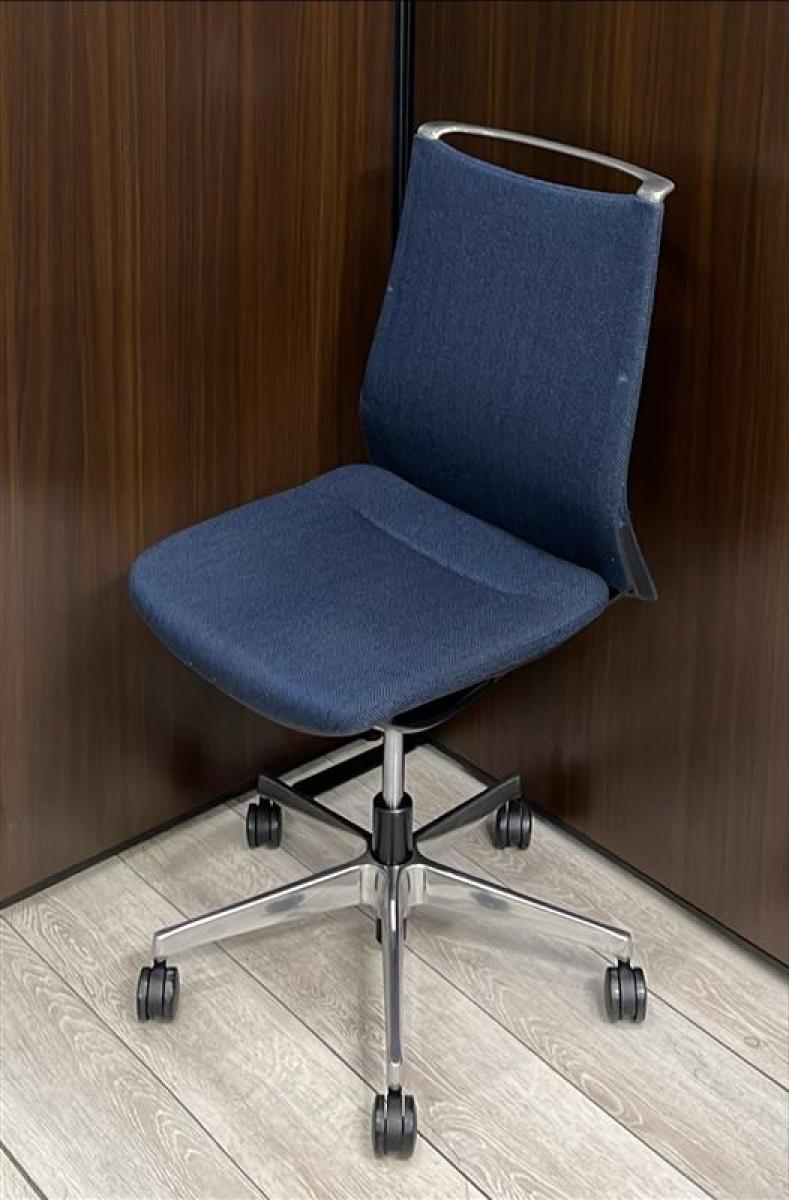 【機能とデザインが融合。インナーメッシュ構造による優しく包み込む座り心地！】■オカムラ(okamura)製　　モードクロスシリーズ　肘無ミドルバック　■ダークブルー(ヘリンボーン柄)
                        モード
                                    中古
            