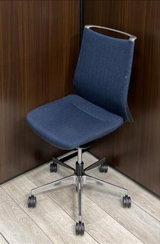 【中古】モード  オカムラ（okamura） 肘無ミドルバックチェア