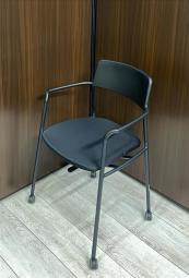 【座面を跳ね上げて省スペース収納！　シンプルでスタイリッシュなデザイン！】■コクヨ（KOKUYO）　エニーチェア（Any）　ネスティングチェア　ミーティングチェア　■ブラック　■肘付　■キャスター付