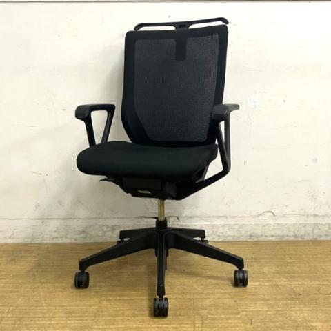 イトーキ　ミレッザ　肘付きハイバックモデル　可動肘　ブラック×ブラックフレーム　ロッキングレンジ調節　コートハンガー付き