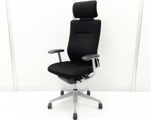 【どんな空間にも調和するデザインと最上級の操作性！人気のブラックメッシュチェア！】■オカムラ（okamura）製　コーラル（Choral）チェア　肘付　エクストラハイバック　背面メッシュ　■固定肘　■ブラック　【弊社使用欄：A01061650】