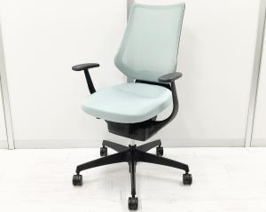 イスとひとつになれる新感覚！　360°揺れて体を自由に動かせる「グライディング・メカ」搭載！/オススメ(おすすめ) /人気商品【弊社使用欄：A01065268】■肘付ハイバック　■ライトブルー　■背面メッシュタイプ　■固定肘　■コートハンガー付き/コクヨ（KOKUYO）製　イングチェア （ing）