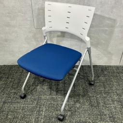 【定価約4万円！！ブルー×ホワイトのオシャレなネスティングチェアの入荷です！！】 /ミーティング用・会議用に　イトーキ製　使わない時は畳んで収納可能　　安い　福岡　天神　博多　九州最大級