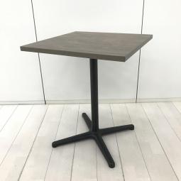 【ミーティングも休憩も、これ一台で！】■イトーキ（ITOKI）製　ノットワーク（knot Work）シリーズ　四角テーブル　カフェ・ミーテイングテーブル　W600×H720mm　■天板カラー:木目ブラウン　【弊社使用欄：A01055123】