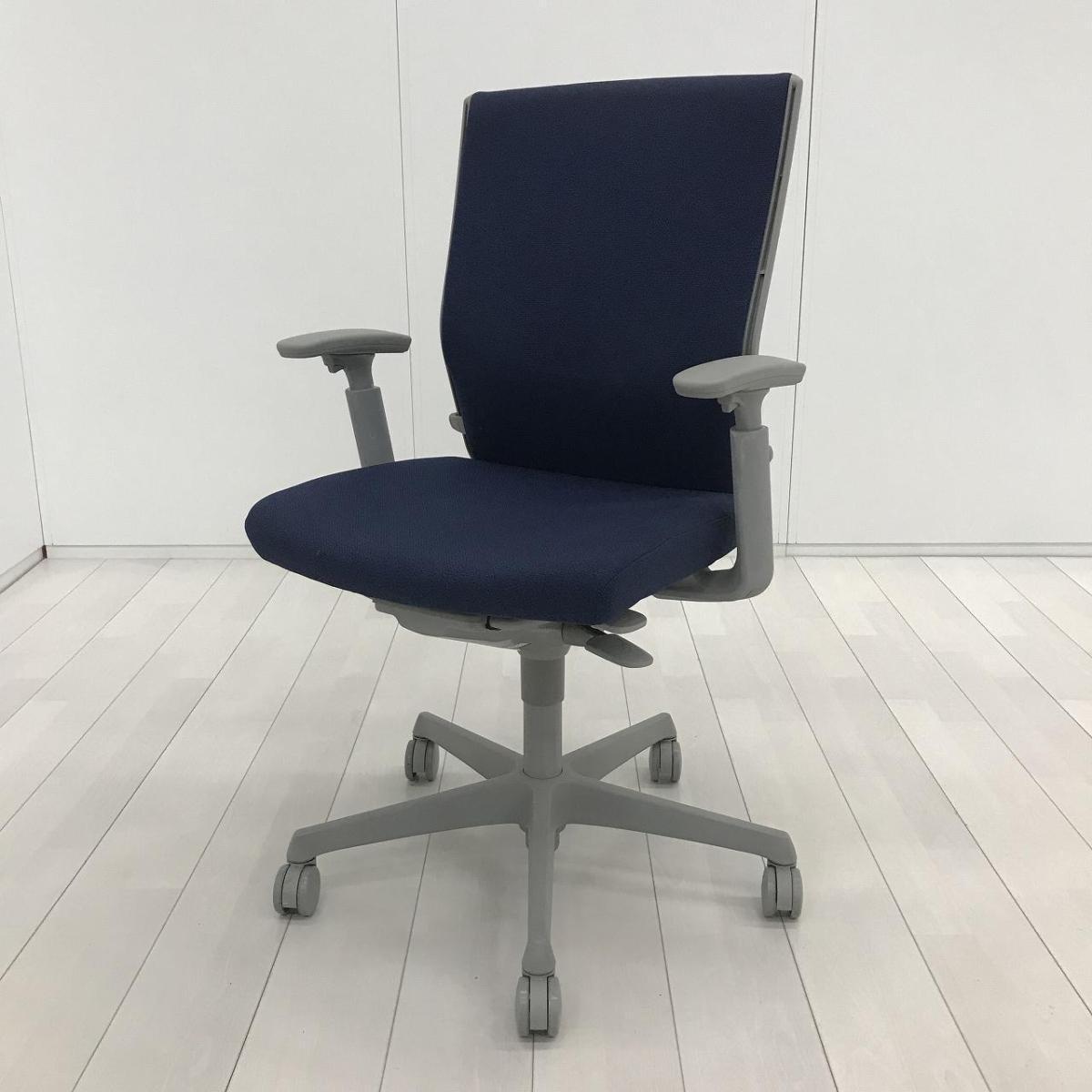 【長時間のデスクワークもランバーが快適にサポート！オカムラ製の人気チェアが入荷！】■オカムラ(okamura)製　エスクード(ESCUDO)チェア　肘付ハイバック　クッションタイプ　■可動肘　■ダークブルー×グレーシェル
                        エスクード
                                    中古
            