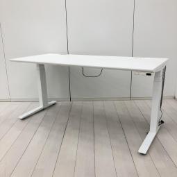 【電動で高さ調整可能・立ち姿勢を取り入れた新しいワークスタイルへ！】■オカムラ(okamura)製　スイフト(Swift)シリーズ　電動昇降デスク　昇降テーブル　平机　W1550×D675×H650～1250㎜　■コンセントユニット付　■ホワイト