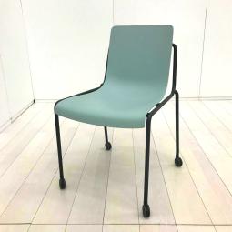 【587619】【カジュアルデザインで、堅すぎないオフィス空間へ！】■コクヨ（KOKUYO）製　デイズオフィス（Days Office）シリーズ　スタッキングチェア　肘無し　ミーティングチェア　■キャスター付き　■ライトブルー　ブラック　オフィスバスターズ　水戸サテライト　大子町　北茨城市　高萩市　日立市　常陸太田市　常陸大宮市　那珂市　東海村　ひたちなか市　城里町 水戸市　笠間市　茨城町　大洗町　小美玉市