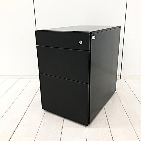 【587682】【フリアドデスクや平机の収納力アップに！前面に取っ手がないフラットなデザイン！】■イトーキ(ITOKI)製　インステート(INSTATE)シリーズ　3段ワゴン　デスクインワゴン　W395×D590×H600㎜　■キャスター付き　■シリンダー錠　■ブラック　オフィスバスターズ　水戸サテライト　大子町　北茨城市　高萩市　日立市　常陸太田市　常陸大宮市　那珂市　東海村　ひたちなか市　城里町 水戸市　笠間市　茨城町　大洗町　小美玉市