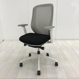 【前傾チルト機能付き】【オカムラ製品で最も人気を集める高機能チェア！】■オカムラ(okamura)製　シルフィー(Sylphy)チェア　肘付ハイバック　背面メッシュ　■可動肘　■背面：ライトグレー　座面：ブラック　※背面スレ有