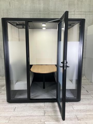 【話題の個室防音ブース】■アイリスチトセ製　テレキューブ　集中ワークブース　4人用　■すりガラス仕様　■本体：ブラック　ソファ：グレー　天板：ナチュラル　【集中する業務やWebミーティングにも最適！遮音性の高クローズ型ブース】【ABW商品】【関東倉庫在庫品】【弊社使用欄：A01068578】