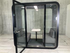 【優れた音響効果と静音性！スタイリッシュな2人用ブース！】■フラメリー（Framery）製　個室防音ブース　2人用　■ソファタイプ　■ブース：ブラック　内装：グレー　天板：ホワイト　■※スプリンクラー無し【ABW商材】【関東倉庫在庫品】【弊社使用欄：A01043936】