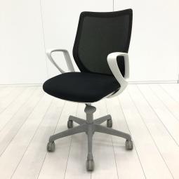 【やわらかな座り心地を実現するメッシュチェア！腰への負担を減らすS字形状！】■オカムラ(okamura)製　CG-Mチェア　肘付　ローバック　背面メッシュ　■サークル肘　■ブラック×ホワイトシェル