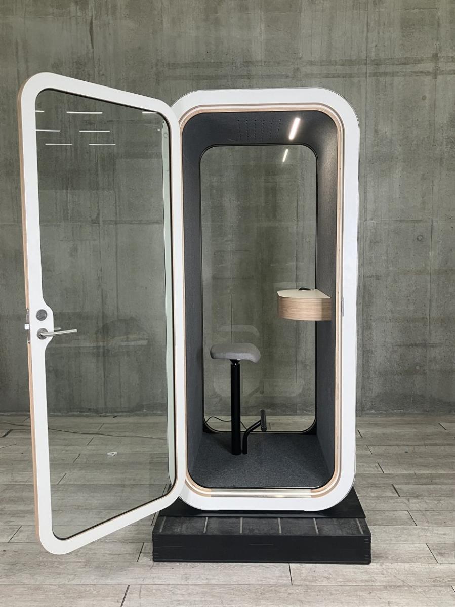 【優れた音響効果と静音性！スタイリッシュな一人用ブース！】■フラメリー（Framery）製　個室防音ブース　１人用　■コンセント付きカウンターテーブル　■チェア付き(固定)　■ホワイト　■※スプリンクラー無し【ABW商材】【関東倉庫在庫品】【弊社使用欄：A01043935】
                        その他シリーズ
                                    中古
            