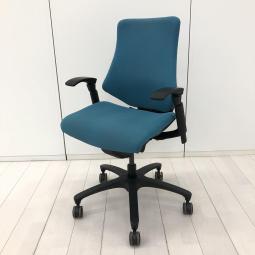 【在庫入替セール品！（本在庫限定価格）】【姿勢の変化にフレキシブルに対応！座り心地も抜群な高機能チェア！】■イトーキ(ITOKI)製　エフ(f)チェア　肘付　ローバック　クロスバックタイプ　■可動肘　■ブルー　※肘キズ・汚れ有　【弊社使用欄：A01038700】【HU】