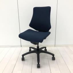 【在庫入替セール品！（本在庫限定価格）】【姿勢の変化にフレキシブルに対応！座り心地も抜群な高機能チェア！】■イトーキ(ITOKI)製　エフ(f)チェア　肘無　ローバック　クロスバックタイプ　■ネイビーブルー　※座面スレ有　【弊社使用欄：A01044999】【HU】