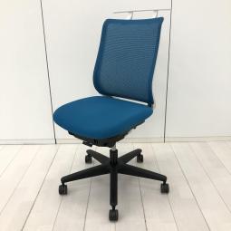 【在庫入替セール品！（本在庫限定価格）】【シンプルなデザインと快適な座り心地！通気性の良いメッシュ仕様！テレワークにも最適！】■コクヨ(KOKUYO)製　 ミトラ(Mitra)チェア　肘無し　ローバック　■背面メッシュ　■ハンガー付き　■プルシアンブルー×ホワイトシェル　※座面汚れ有　【弊社使用欄：A01042798】【HU】
