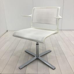 【軽やかで美しい、ウィルクハーンの機能美！】■ウィルクハーン（Wilkhahn）　Aラインシリーズ　ミーティングチェア 　肘付 　■ホワイト　※日焼け有り　【弊社使用欄：A01072921】