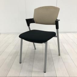 【シンプルスマートなスタッキングチェア！分厚いクッションで長時間でも快適な座り心地！】■コクヨ（KOKUYO）製　プロッティ（Protty）シリーズ　肘付スタッキングチェア　■固定肘　■背面:ソフトベージュ×座面:ブラック