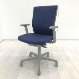 【587711】【長時間のデスクワークもランバーが快適にサポート！オカムラ製の人気チェアが入荷！】■オカムラ(okamura)製　エスクード(ESCUDO)チェア　肘付ハイバック　クッションタイプ　■可動肘　■ダークブルー×グレーシェル　オフィスバスターズ　水戸サテライト　大子町　北茨城市　高萩市　日立市　常陸太田市　常陸大宮市　那珂市　東海村　ひたちなか市　城里町 水戸市　笠間市　茨城町　大洗町　小美玉市