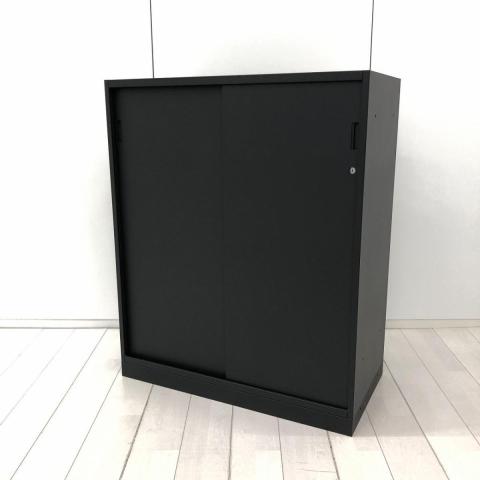 【587718】【希少なブラックカラー】【手狭なオフィスで大活躍！導線を確保できる引き違い戸のキャビネット！】■イトーキ(ITOKI)製　エスキャビネット(eS)シリーズ　引き違い書庫　ローキャビネット　■2枚扉　■シリンダー錠　■ブラック　オフィスバスターズ　水戸サテライト　大子町　北茨城市　高萩市　日立市　常陸太田市　常陸大宮市　那珂市　東海村　ひたちなか市　城里町 水戸市　笠間市　茨城町　大洗町　小美玉市