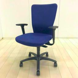 【584367】【人間工学に基づいた快適シーティング！ワーキングチェアの定番モデル！】■オカムラ(okamura)製　カロッツァ(Carrozza)チェア　肘付ハイバック　■可動肘　■ダークブルー×ブラックシェル　※ほつれ有　オフィスバスターズ　水戸サテライト　大子町　北茨城市　高萩市　日立市　常陸太田市　常陸大宮市　那珂市　東海村　ひたちなか市　城里町 水戸市　笠間市　茨城町　大洗町　小美玉市