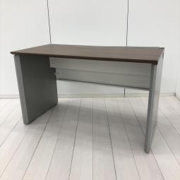 【在庫入替セール品！（本在庫限定価格）】【パネル脚が珍しい！安心の国内メーカーのシンプルなオフィスデスク！】 ■オカムラ(okamura)製　プロユニット(Pro Unit)シリーズ　平机　引き出し無し　W1200×D625㎜　■配線口　■パネル脚：シルバー　幕板：ホワイト　天板：木目調ブラウン　【弊社使用欄：A01045004】【HU】