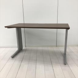 【在庫入替セール品！（本在庫限定価格）】【奥行600㎜】【スタイリッシュなデザインと機能性を兼ね備えたシンプルデスク！】■オカムラ(okamura)製　プロユニット(Pro Unit)シリーズ　平机　引き出し無　W1200×D600㎜　■天板：木目調ブラウン　L字脚：シルバー　【弊社使用欄：A01045005】【HU】