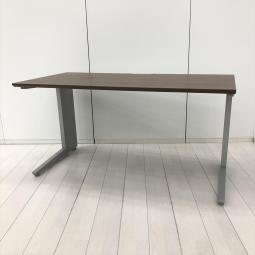 【在庫入替セール品！（本在庫限定価格）】【スタイリッシュなデザインと機能性を兼ね備えたシンプルデスク！】■オカムラ(okamura)製　プロユニット(Pro Unit)シリーズ　平机　引き出し無　W1400×D700㎜　■天板：木目調ブラウン　L字脚：シルバー　【弊社使用欄：A01045007】【HU】