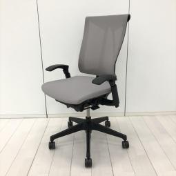 【在庫入替セール品！（本在庫限定価格）】【座るとわかる快適さ・骨盤にしっかりフィットする！チェア自らが動き座る人の体を支える「おもてなし」の心を体現した高級チェア！ 】■イトーキ(ITOKI)製　セレーオ(celeeo)チェア　肘付き　ハイバック　メッシュ背面　■可動肘　■ライトグレー×ブラックシェル　【弊社使用欄：A01045961】【HU】