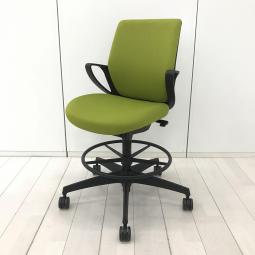 【コンパクトなのに、想像以上の座り心地！省スペース×快適性。ピコラで仕事効率アップ！】■コクヨ（KOKUYO）製　ピコラチェア（picora）　肘付き　ローバック　 ■固定肘　■ハイタイプ ・足掛けリング付き　■ライトオリーブ× ブラックシェル　【関東倉庫在庫品】【弊社使用欄：A01066959】【HU】