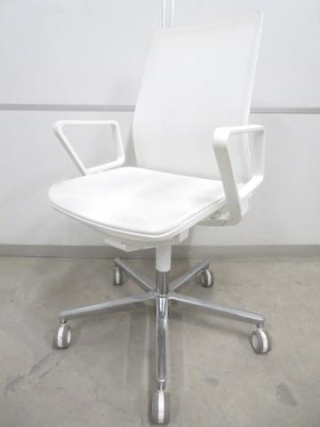 【中古】ファブレ メッシュ C01S-W101M-1 コクヨ（KOKUYO） 肘付ローバックチェア