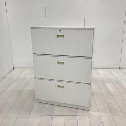 【在庫入替セール品！（本在庫限定価格）】【幅800㎜】【オフィスの定番・必需品！A4ファイルも沢山収納可能な３段ラテラル書庫！収納力抜群！】■イトーキ(ITOKI)製　シンライン(THIN LINE)シリーズ　3段ラテラル　ローキャビネット　■シリンダー錠　■ホワイト　※ラッチ日焼け有　【弊社使用欄：A01047054】【HU】