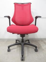 【高機能で座り心地も抜群！姿勢の変化にフレキシブルに対応！】■イトーキ　エフチェア　可動肘付　レッド　■スタイリッシュなデザインに快適な座り心地！【 ITOKI　f 】585536/586273