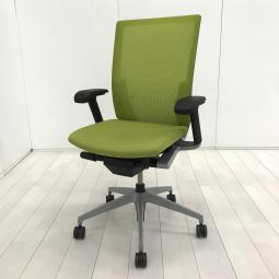 【2脚限定の為クレジット決済】【シャープかつシンプルなデザイン！大きな背面が体にフィット！通気性がよく長時間でも快適な高級チェア！】■イトーキ(ITOKI)製　ヴェント(Vent)チェア　肘付　ハイバック　背面メッシュ　■可動肘・ランバーサポート付き　■モスグリーン×ブラックシェル
