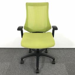 【在庫入替セール品！（本在庫限定価格）】【高機能で座り心地も抜群！姿勢の変化にフレキシブルに対応！】■イトーキ製　エフチェア　可動肘付　モスグリーン　背面メッシュ　ブラックフレーム【 ITOKI　f 】574155