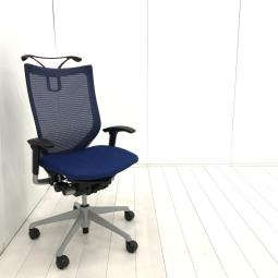 【誰にでもベストなポジションが得られる先進設計！】人間工学に基づいた快適設計で身体にやさしくフィットする大人気高級オフィスチェア！
■オカムラ/バロンチェア（baron）/ミディアムブルー　可動肘付　■コートハンガー付