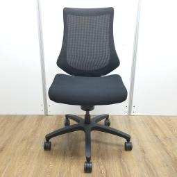 【姿勢の変化にフレキシブルに対応！】■イトーキ製　エフチェア　ブラック　背面メッシュ　■肩から腕を開放する美しいフォルム！【ITOKI　fチェア】【在庫入替値下げ品！】