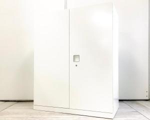 【オフィスの書類をスッキリ整理！取っ手がどの方向からでも開くマルチハンドルが人気の書庫シリーズ！/オススメ(おすすめ) /人気商品【弊社使用欄：A01072812】■オカムラ（okamura）製　レクトラインシリーズ　両開き書庫　ローキャビネット　■シリンダー錠　■ホワイト