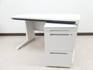 起業や移転時におススメ！平デスク+ワゴンの片袖机セット/オススメ(おすすめ) /人気商品 【弊社使用欄：A01068823】■イトーキ（ITOKI）製　CZRシリーズ　平机　引き出し付　W1000㎜　■ホワイト ※ワゴンは在庫状況によって変動致します。