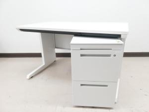 【4/28(火)入荷予定の商品となります！】【コンパクトな幅1000㎜！人気なホワイトカラーの平机＋ワゴンセットが入荷！】■イトーキ（ITOKI）　CZRシリーズ　平机＋ワゴンセット(片袖机)　引き出し付　W1000㎜　■ホワイト　※ワゴンは在庫状況によってシリーズが変動致します。