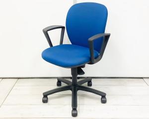 【5/14(木)入荷予定の商品となります！】【スタンダードなデザインで座り心地抜群！】■イトーキ（ITOKI）製　リエット（Lietto）チェア　肘付きローバック　■固定肘(サークル肘)　■ブルー×ブラックシェル