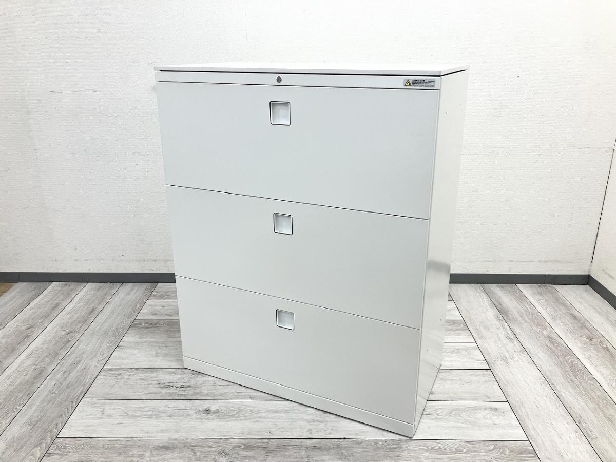 【オフィスの書類をスッキリ整理！　天板付きでカウンターとしてもお使いいただけます！】■オカムラ(okamura)製　レクトライン(Rectline)シリーズ　3段ラテラル　ローキャビネット　■W900×Ｄ450×Ｈ1120mm　■天板付き　■シリンダー錠　■ホワイト
                        レクトライン
                                    中古
            