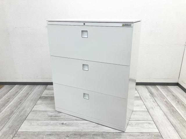【オフィスの書類をスッキリ整理！　天板付きでカウンターとしてもお使いいただけます！】■オカムラ(okamura)製　レクトライン(Rectline)シリーズ　3段ラテラル　ローキャビネット　■W900×Ｄ450×Ｈ1120mm　■天板付き　■シリンダー錠　■ホワイト