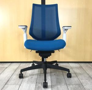 【簡易操作で自分に合った姿勢をサポート！】■コクヨ製　デュオラチェア　可動肘付　ターコイズブルー(背面メッシュ)　ホワイトフレーム　■二重フレーム構造がもたらすしなやかで美しい背もたれ機能！【KOKUYO　Duora】