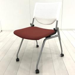 【フレキシブルに使えるキャスター付！】■オカムラ　プロスタックシリーズ　ネスティングチェア　座レッド　背ホワイトシェル　プレーンタイプ　シルバーフレーム【ABW】