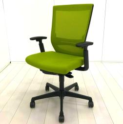 【長時間のデスクワークも快適にサポート！】■オカムラ　エスクードメッシュチェア　可動肘付　イエローグリーン(背面メッシュ)　ブラックシェル　ランバーサポート付　ハイバック　※背面裏側上部にハンガー部材を外した小穴あり