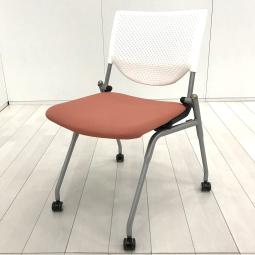 【ポップなデザインでコミュニケーションも活性化！】■オカムラ　プロスタックシリーズ　ネスティングチェア　ピンクとオレンジの中間くらいの色合い　ホワイトシェル　背面樹脂メッシュ　ミーティングチェア【ABW】A01072652