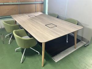 オカムラ　ライブス　天板カラー：MEP1　チョークドエルム　お洒落な会議用テーブル・フリーアドレスデスクとして　使用方法は想像力次第
#岐阜#愛知#三重#静岡#CS在庫